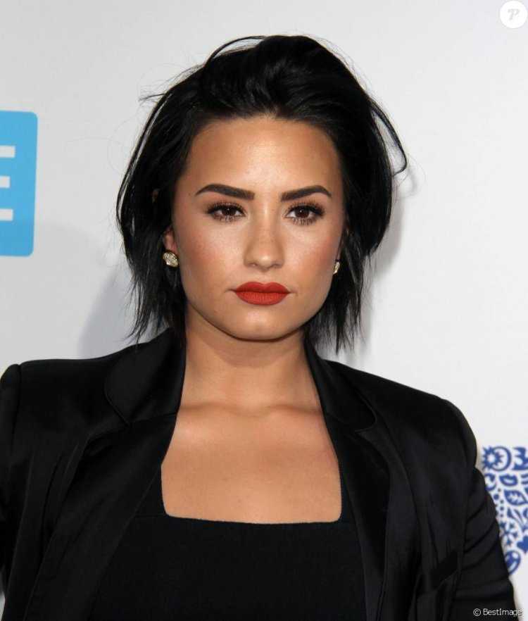 Деми Ловато с короткими волосами