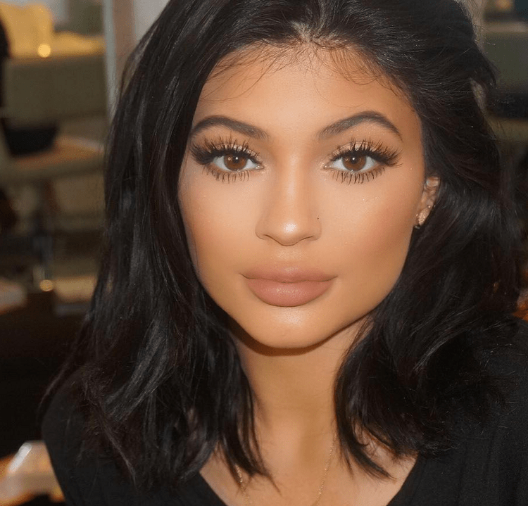 Кайли Дженнер чёрный макияж