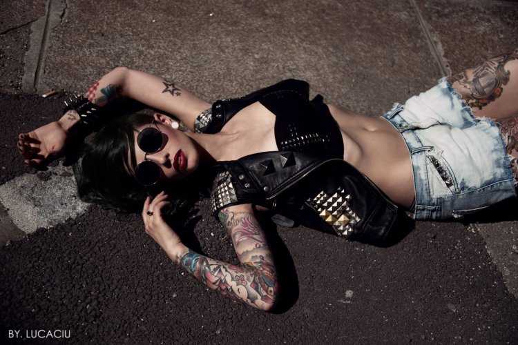 Девушка рокер