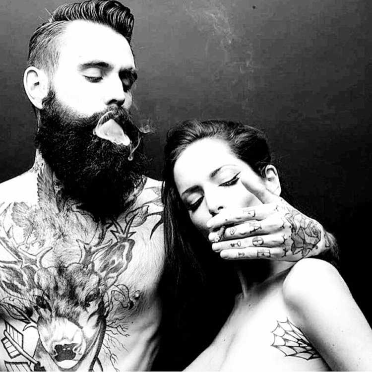 Рикки Холл с девушкой