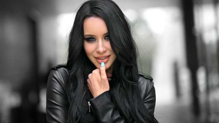 Красивые брюнетки в кожаных куртках