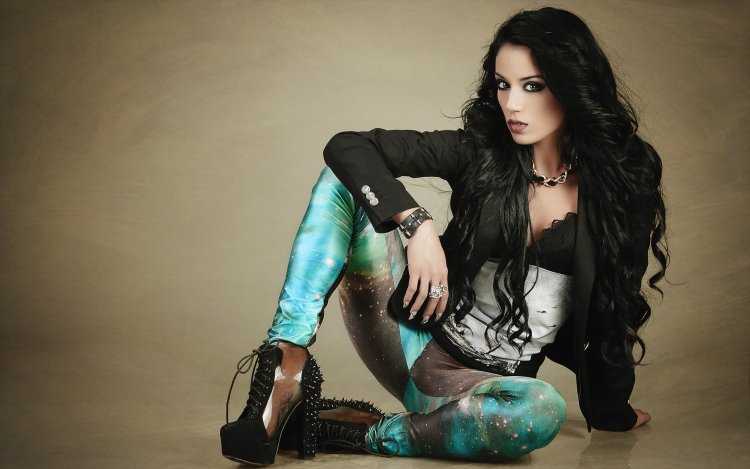 Стервозная брюнетка