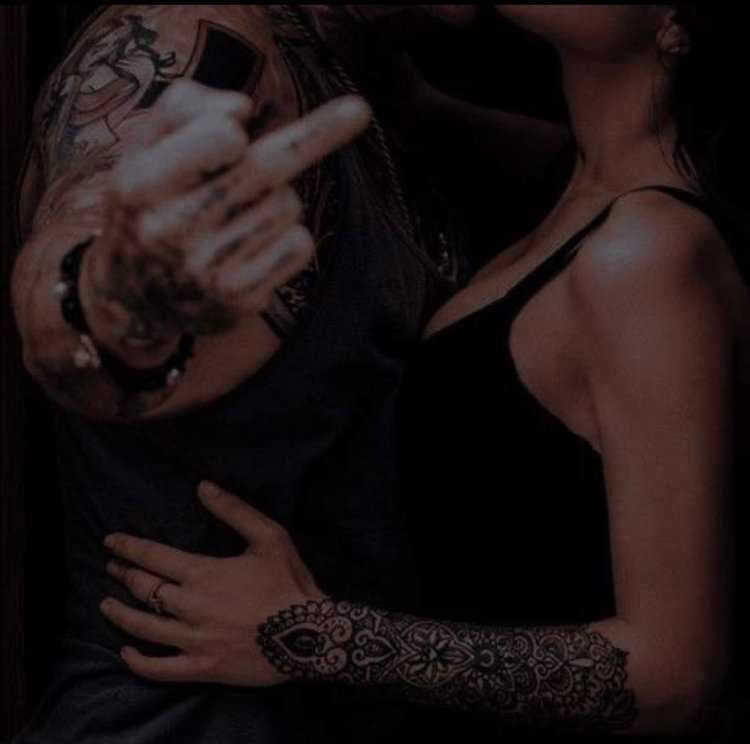 Парень и хрупкая девушка