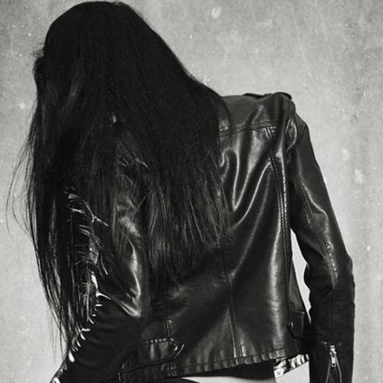 Девушка в косухе со спины