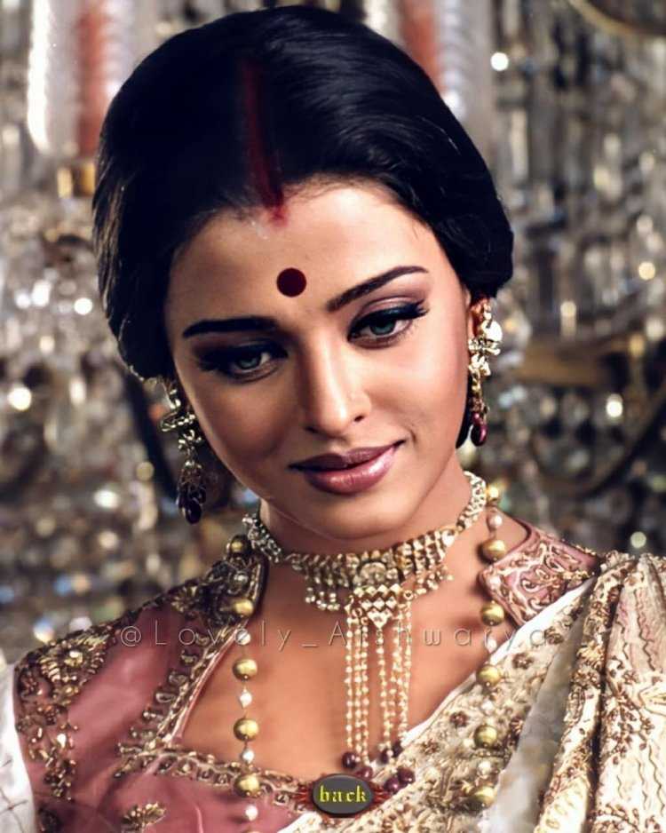 Айшвария рай с точкой на лбу