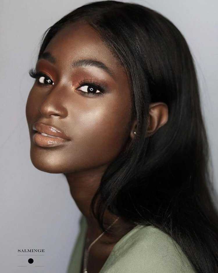 Африканская внешность девушки