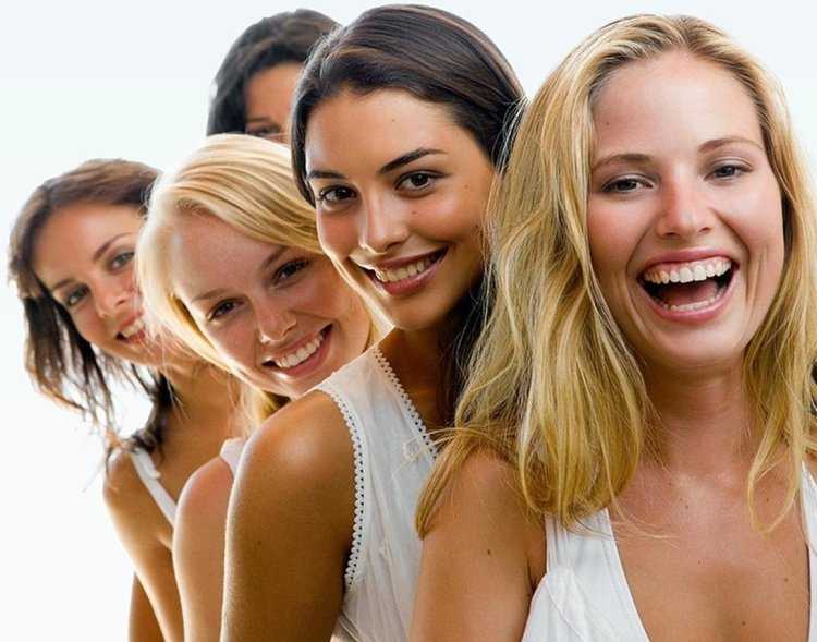 Много девушек