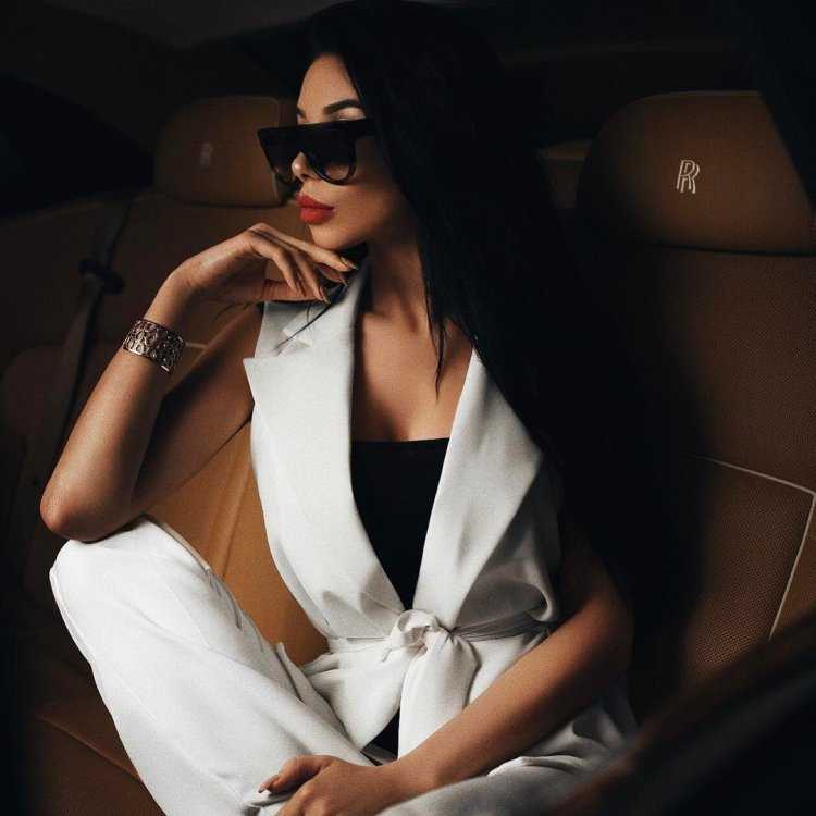 Девушка в пиджаке