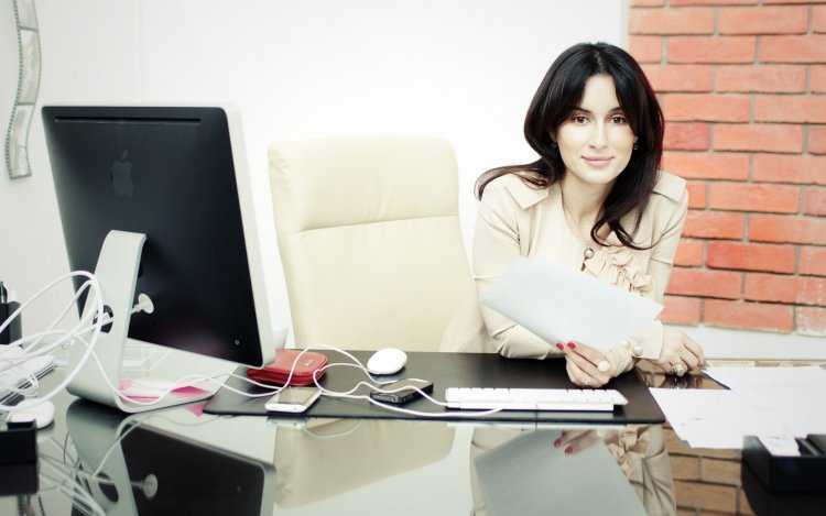 Тина Канделаки в офисе