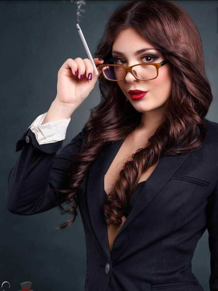 Брюнетка юрист