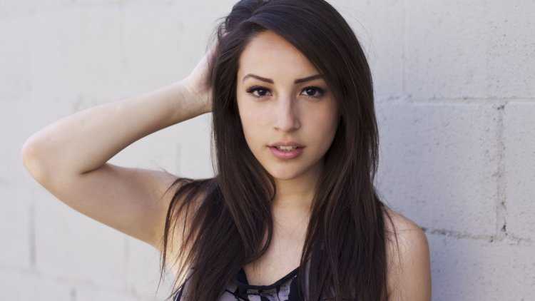 Девочка брюнетка с карими глазами43