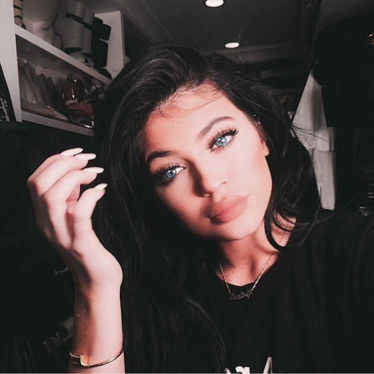 Кайли Дженнер селфи