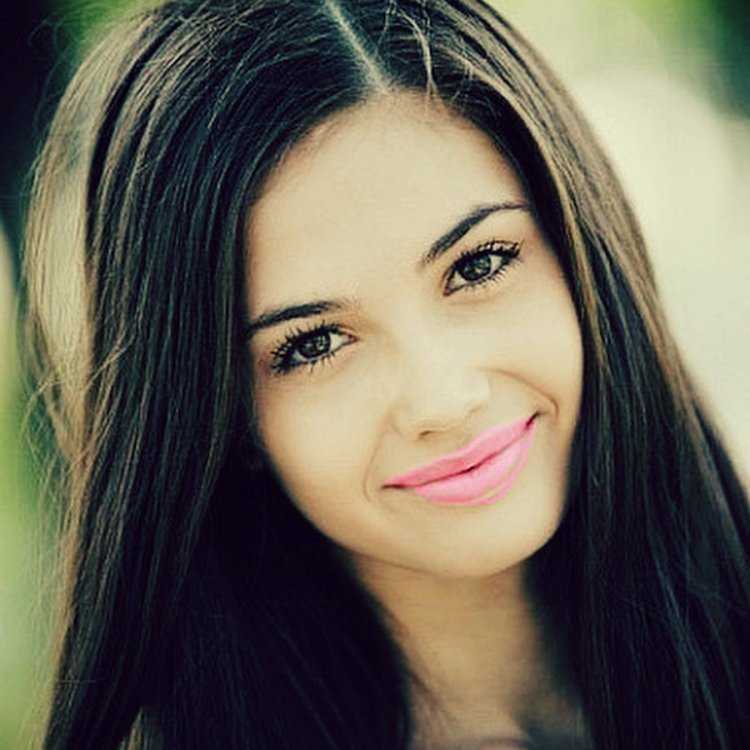 Девочка брюнетка с карими глазами62