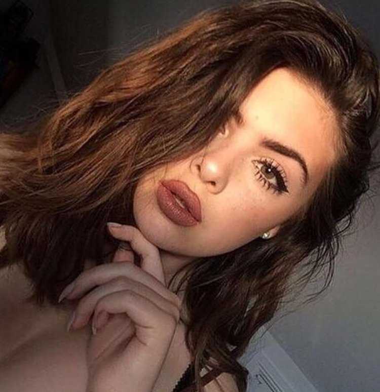 Девушка с каштановыми волосами селфи