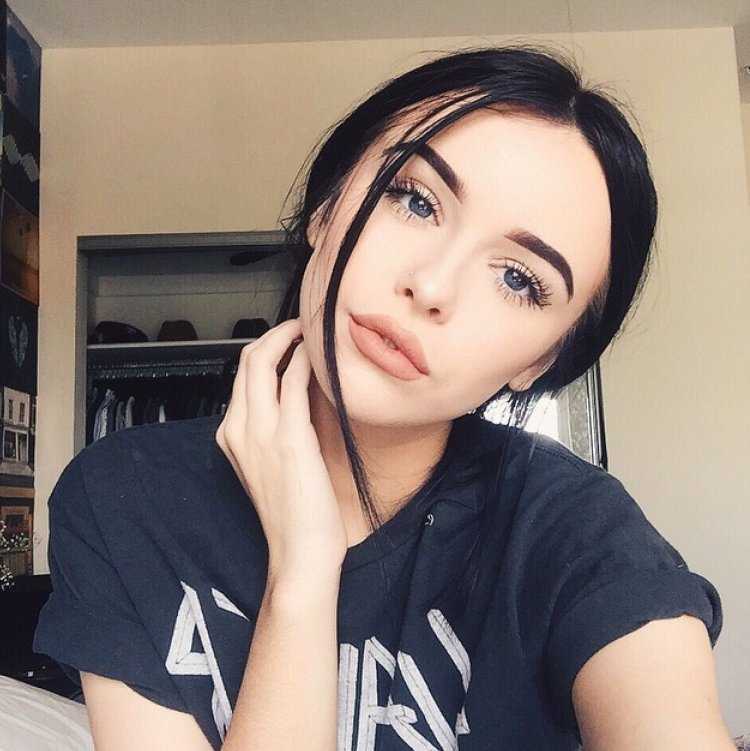 Акация Бринли Кларк без макияжа