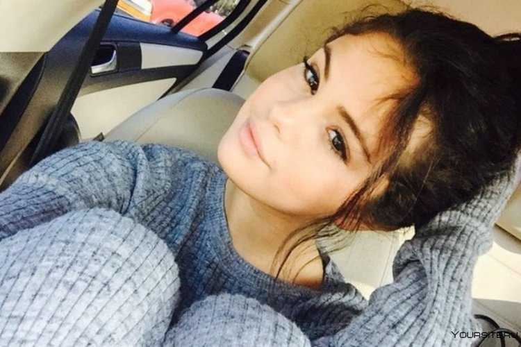 Селена Гомес селфи в машине