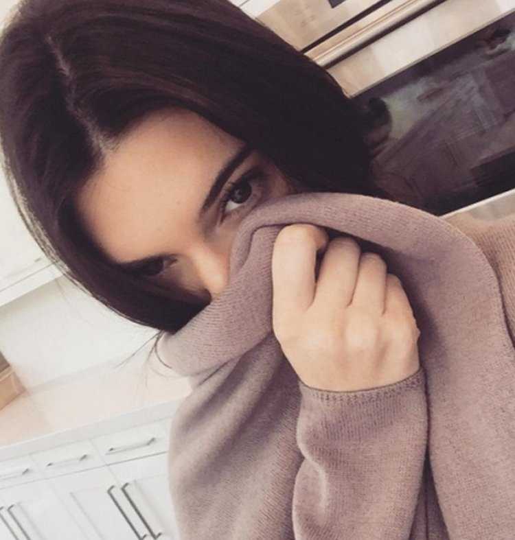 Кендалл Дженнер с айфоном