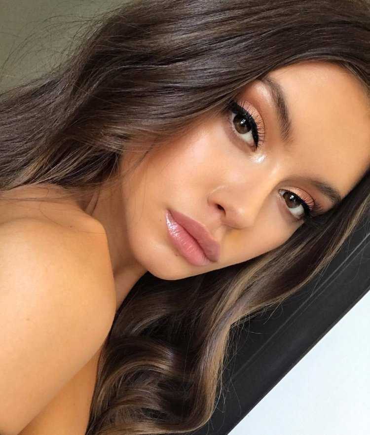 Брюнетка с карими глазами