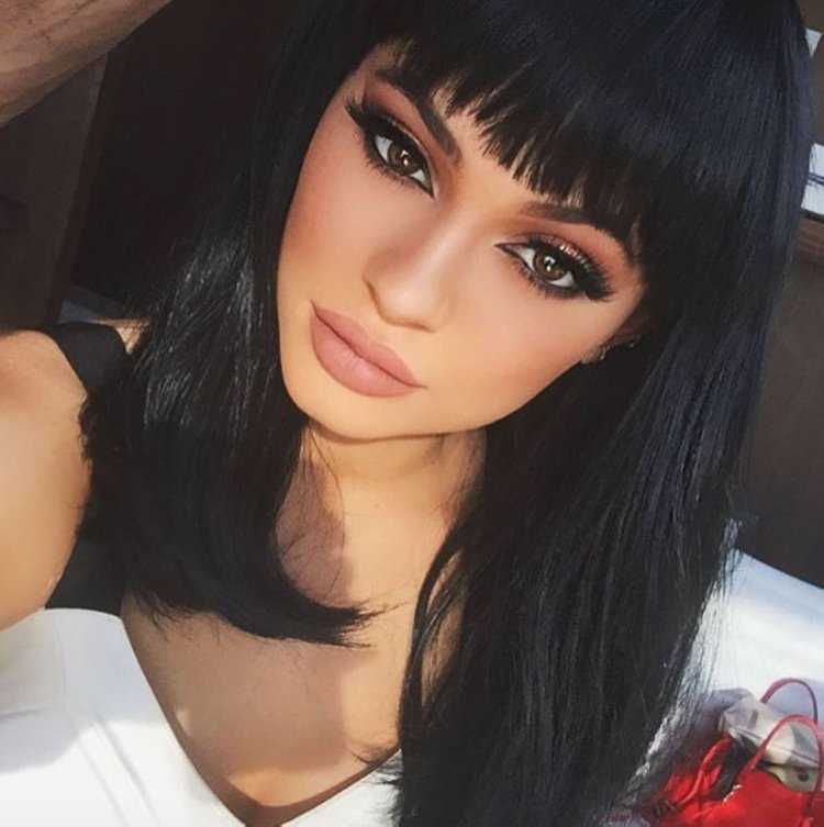 Кайли Дженнер с челкой 2022