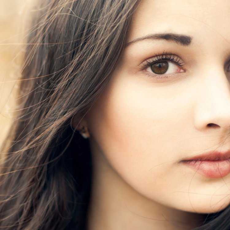 Девочка брюнетка с карими глазами63