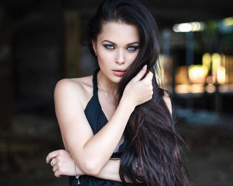 Женщина с черными волосами