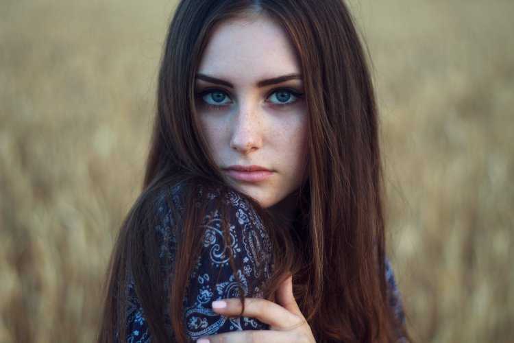 Девушка с синими глазами