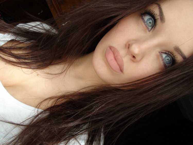 Брюнетка с зелеными глазами 19 лет