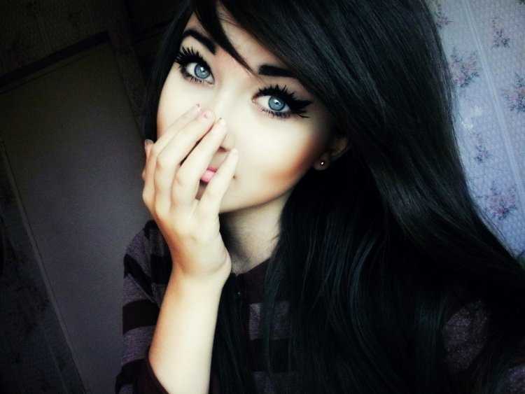 Девушка с черными волосами