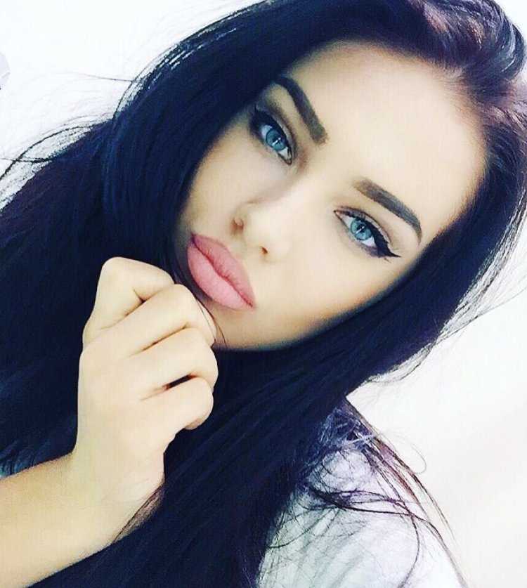 Брюнетки с голубыми гла