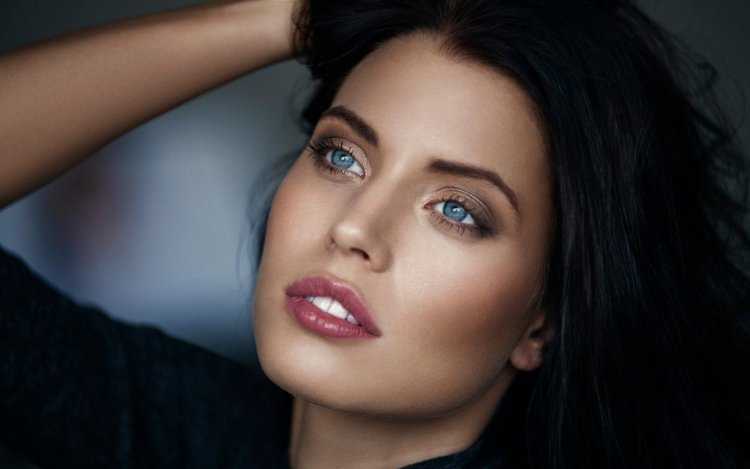 Макияж для брюнеток с голубыми глазами