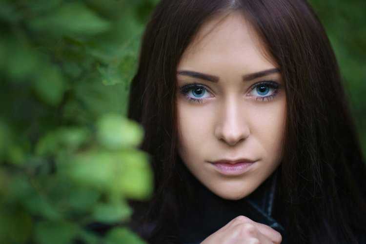 Девушка с голубыми кгзами