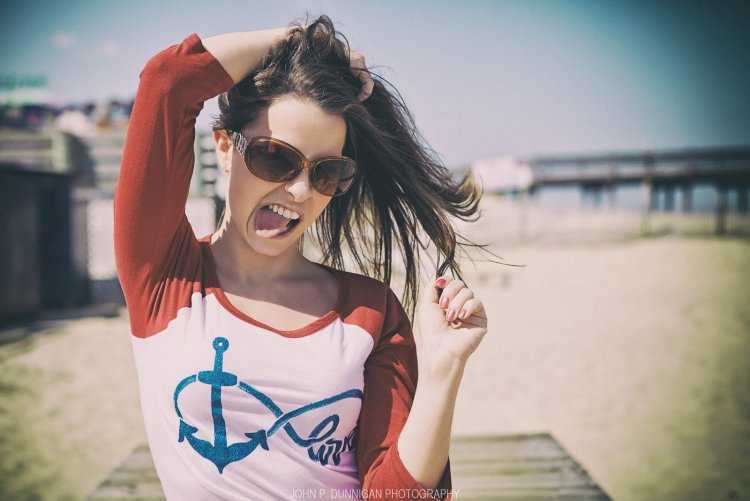 Девушка в очках с улыбкой