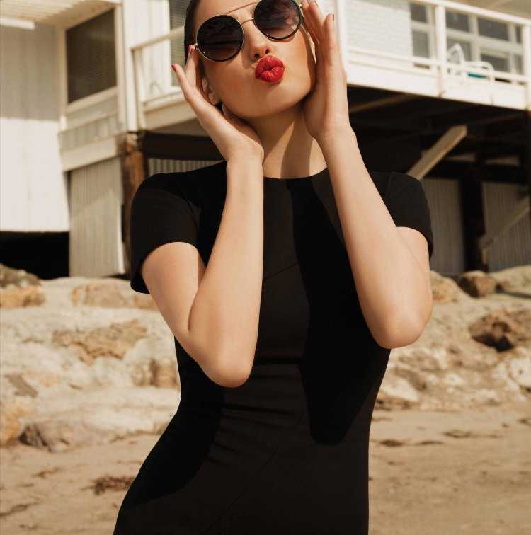 Галь Гадот очки