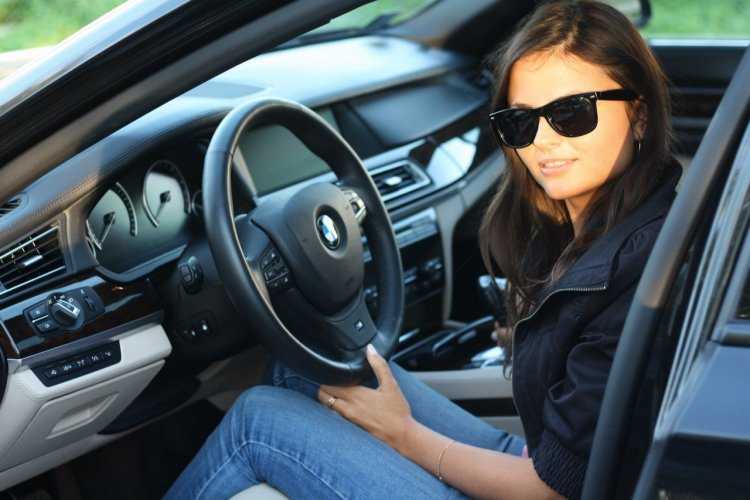 Девушка в очках в машине
