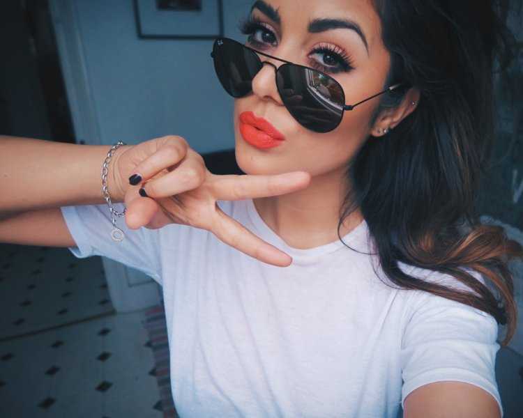 Брюнетка в красных очках