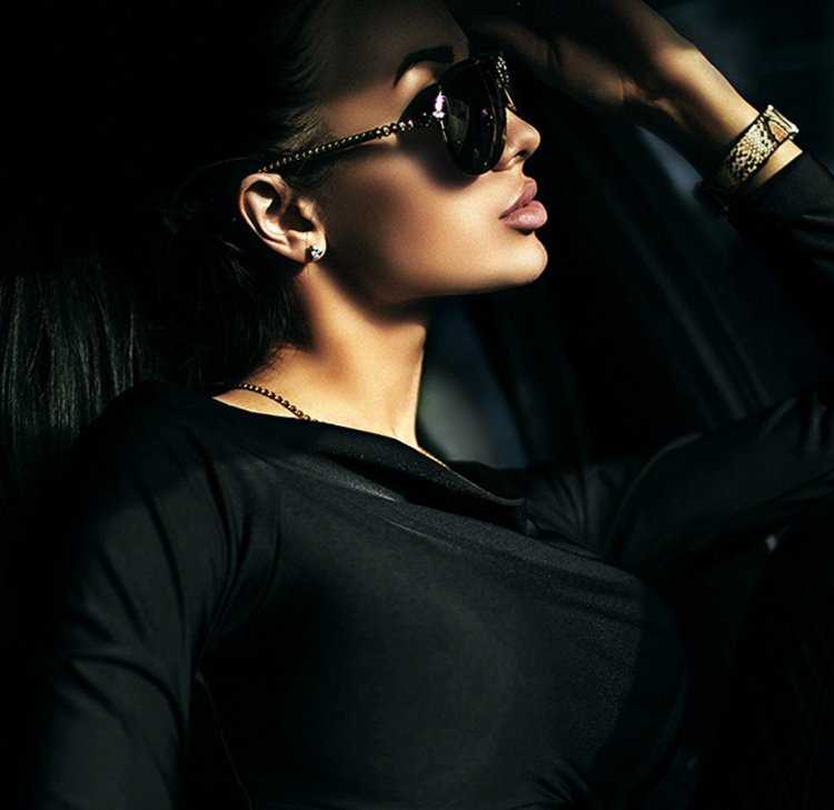 Стервозная брюнетка