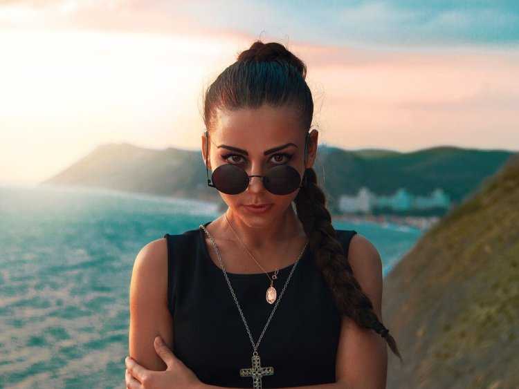 Девушка в очках на море