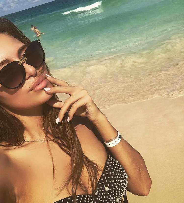 Брюнетка на отдыхе