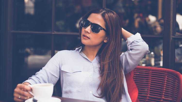 Стильная девушка в кафе