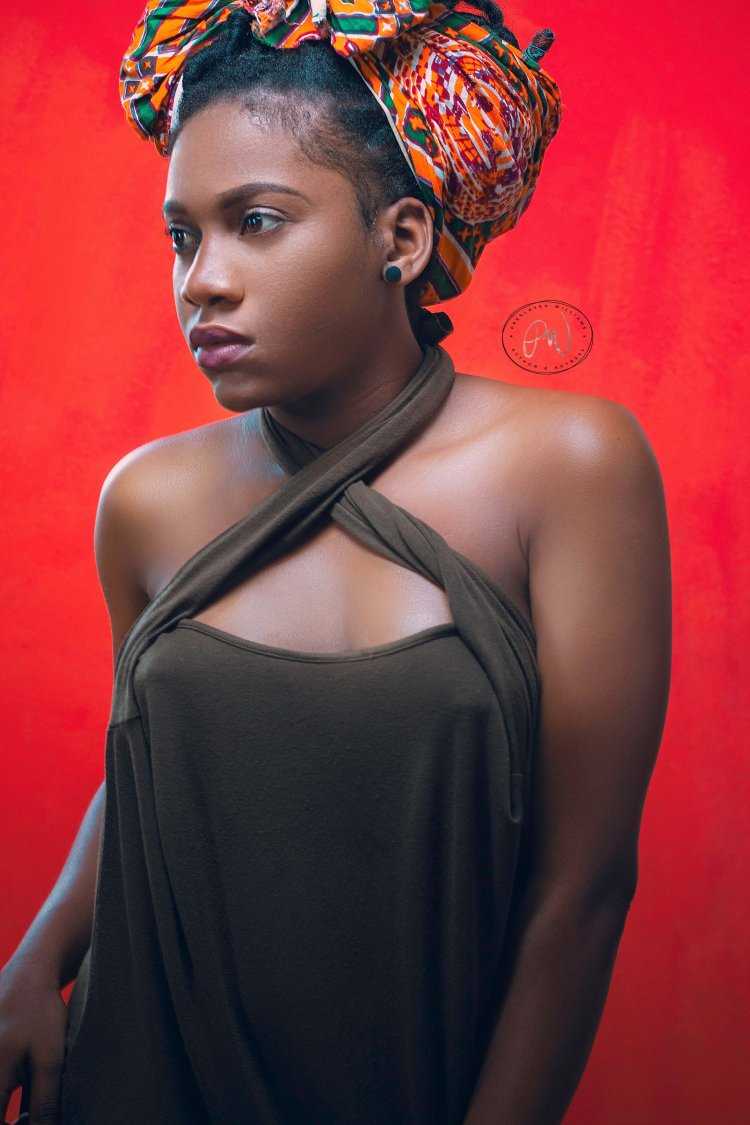 Африканская внешность девушки