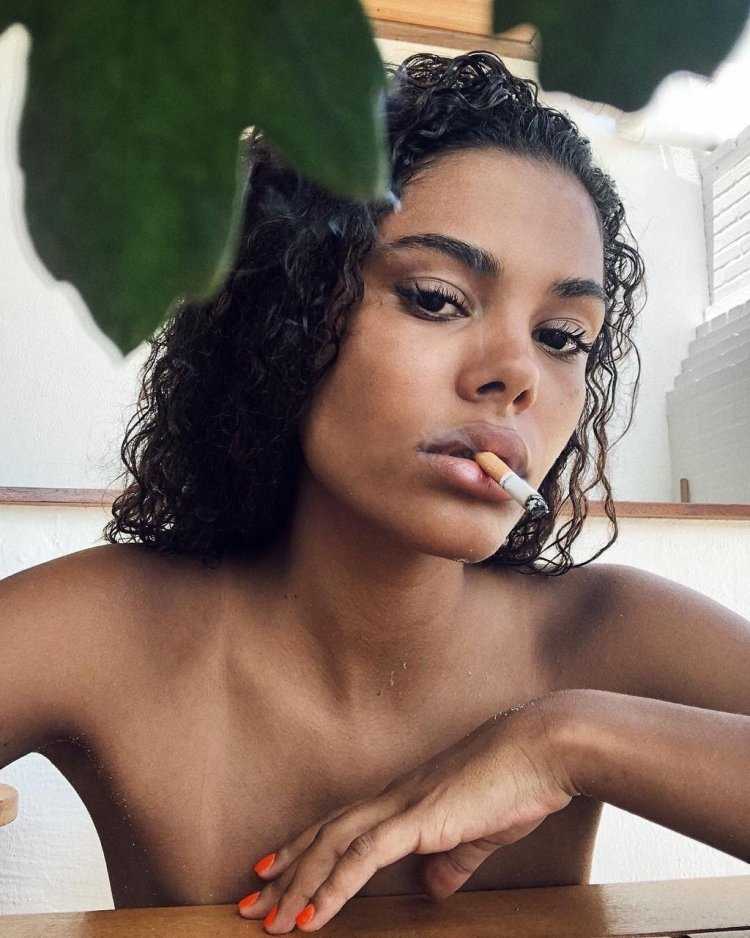 Тина Кунаки с прямыми волосами