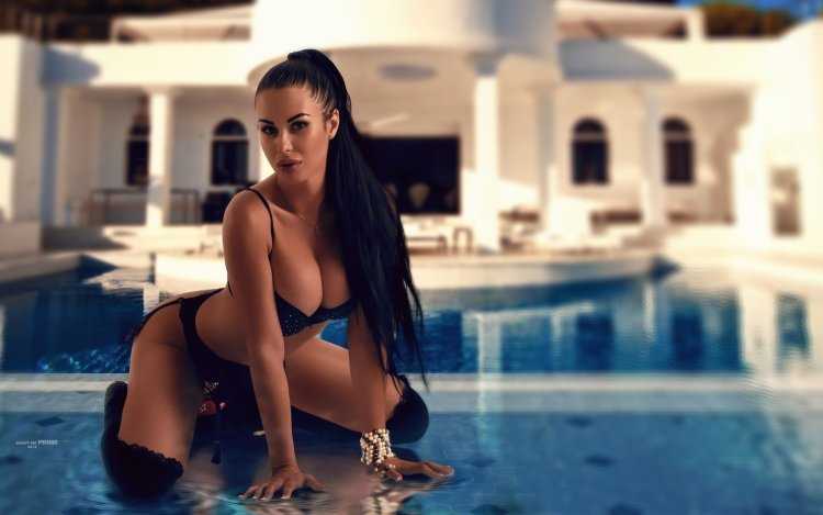 «Девушка в бассейне». Фотограф Джош Рид