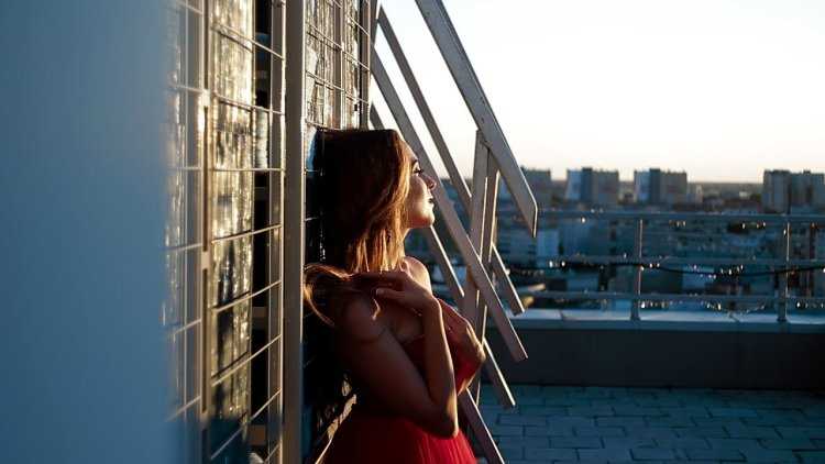 Девушка на балконе