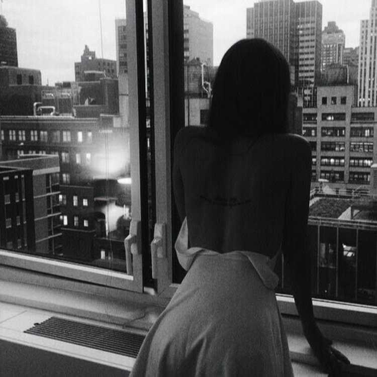 Брюнетка в Москве со спины