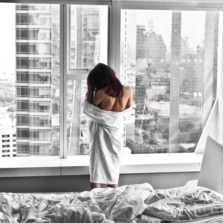 Девушка в рубашке у окна