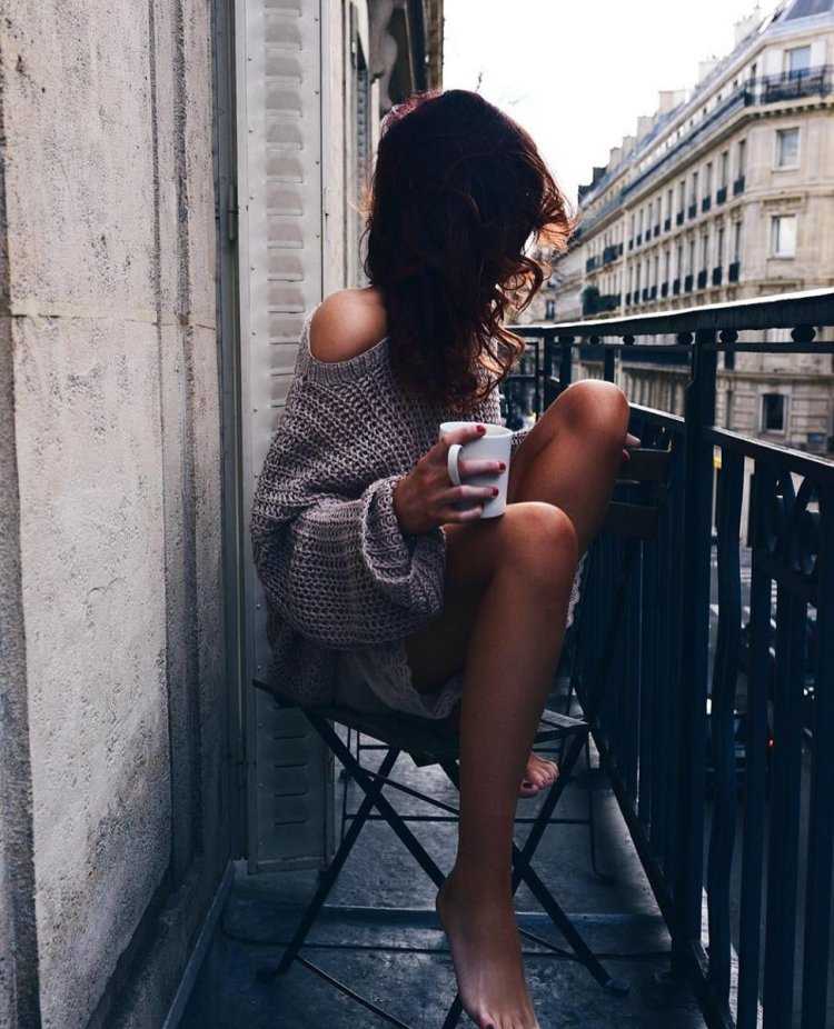 Девушка брюнетка с кофе