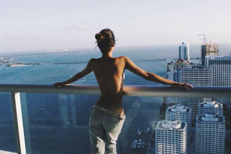 Девушка на балконе со спины