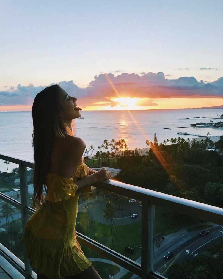 Девушка с видом на море