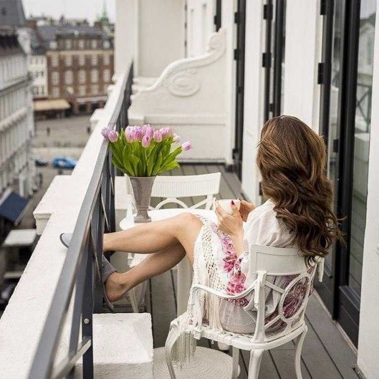 Девушка брюнетка на балконе69