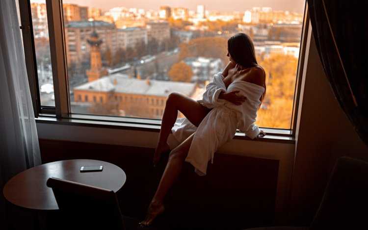 Брюнетка на подоконнике